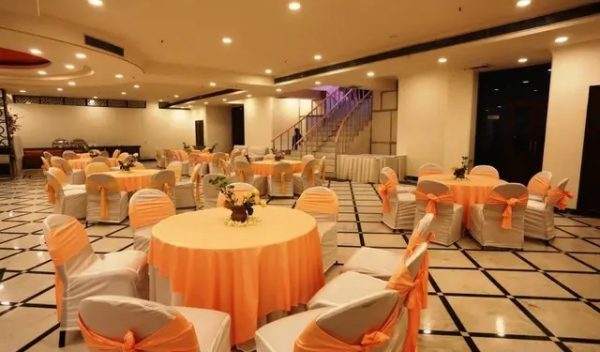 Wedding catering setup with elegant table settings and food displays by Sadhguru Catering in Ghaziabad and Noida